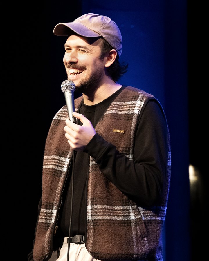 Fred Costea auf der Bühne des Chaos Comedy Club