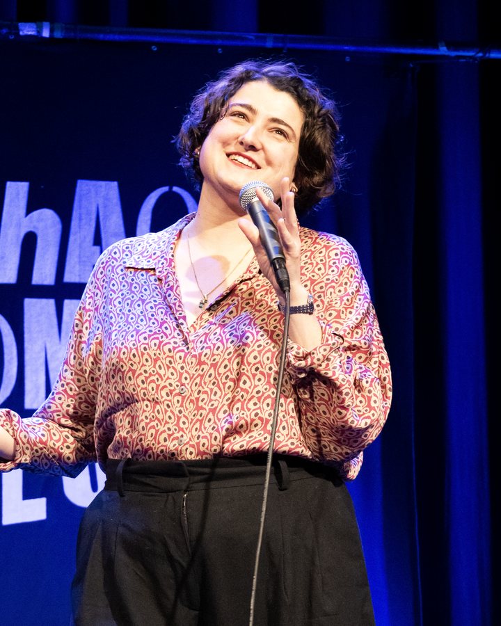 Matilde Keizer auf der Bühne des Chaos Comedy Club